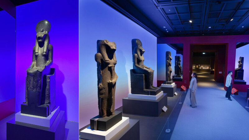 《埃及之王:法老》第三單元「身為大祭司的王」,展場中對稱排列的女神塞赫麥特雕像。右圖:奇美博物館提供。左圖:Melody TU 採訪拍攝 《埃及之王:法老》第三單元「身為大祭司的王」,展場中對稱排列的女神塞赫麥特雕像。右圖:奇美博物館提供。左圖:Melody TU 採訪拍攝