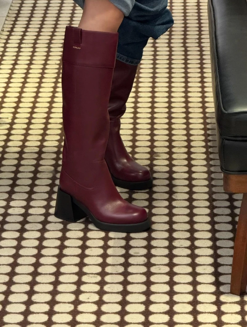 也有網友在Outlet發現酒紅色款式。@小紅書