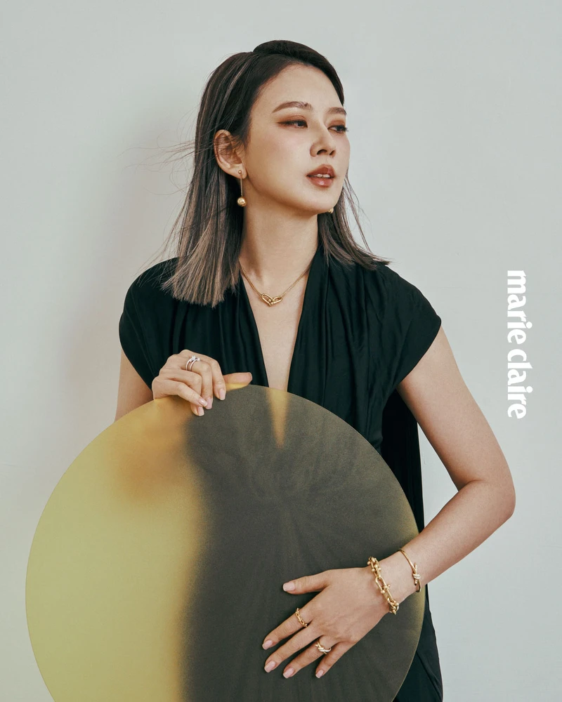 Tiffany HardWear 黃K金金球耳環、Tiffany HardWear 黃K金鍊墜、腕錶、鑲鑽手鍊、窄版戒指、Tiffany knot 黃K金鑲鑽單圈手環、戒指，白K金鑲鑽戒指，all by Tiffany & Co.；黑色抓褶洋裝，Loewe。