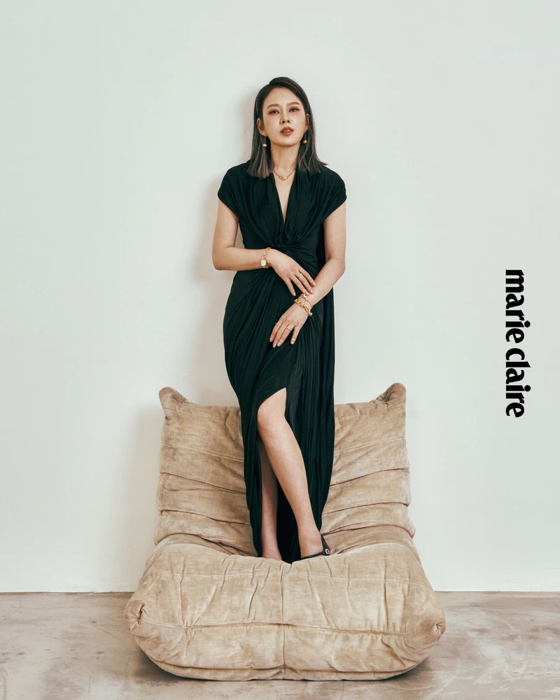 Tiffany HardWear 黃K金金球耳環、Tiffany HardWear 黃K金鍊墜、腕錶、鑲鑽手鍊、窄版戒指、Tiffany knot 黃K金鑲鑽單圈手環、戒指，白K金鑲鑽戒指，all by Tiffany & Co.；黑色抓褶洋裝，Loewe；黑色高跟鞋，Ferragamo。