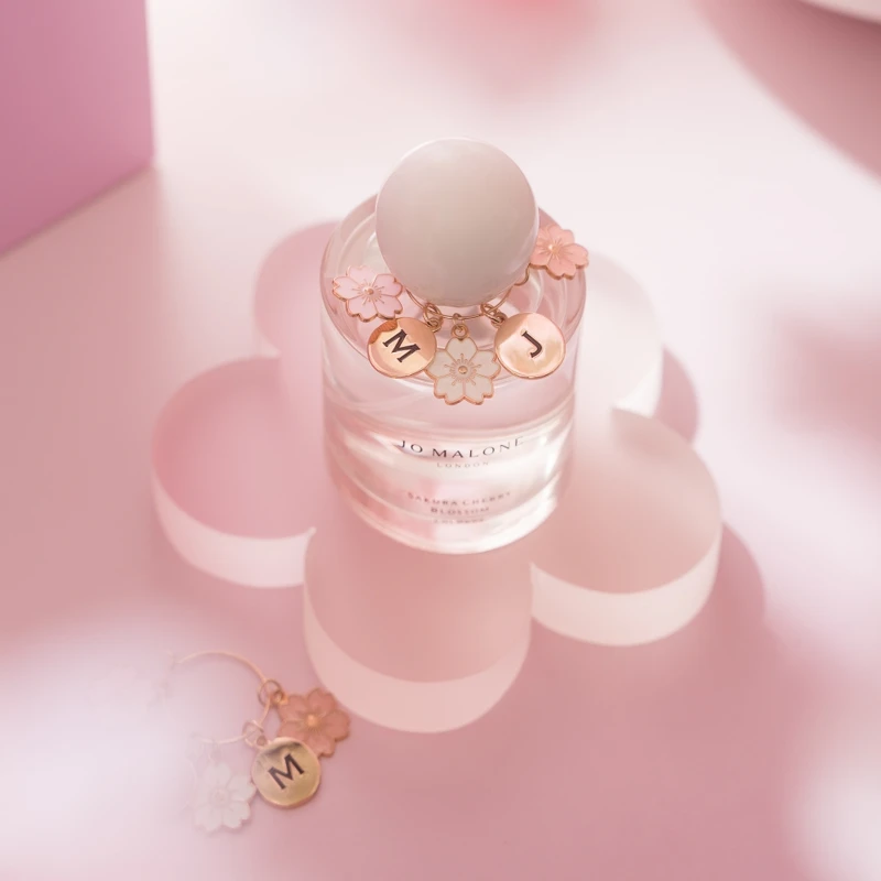 Jo Malone London櫻花限量版系列的客製櫻花字母吊飾。