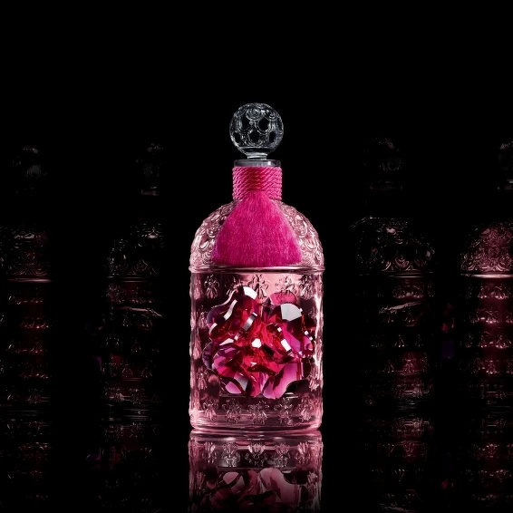 嬌蘭花冠粉櫻淡香水琉晶珠櫻蜂印瓶主視覺。