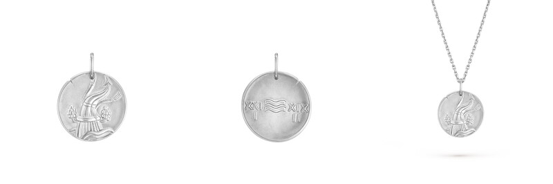 Zodiaque Aquarii (水瓶座) 圓墜正面、背面、搭配18K白金項鍊。 Zodiaque Aquarii (水瓶座) 圓墜正面、背面、搭配18K白金項鍊。