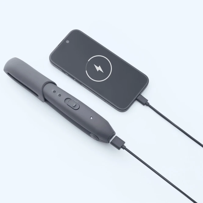 SALONIA無線離子夾可緊急為手機充電。