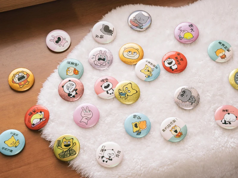 限量幻彩_雷射貼圖胸章加價購$29_款(圖片來源/7-11提供) 限量幻彩_雷射貼圖胸章加價購$29_款(圖片來源/7-11提供)