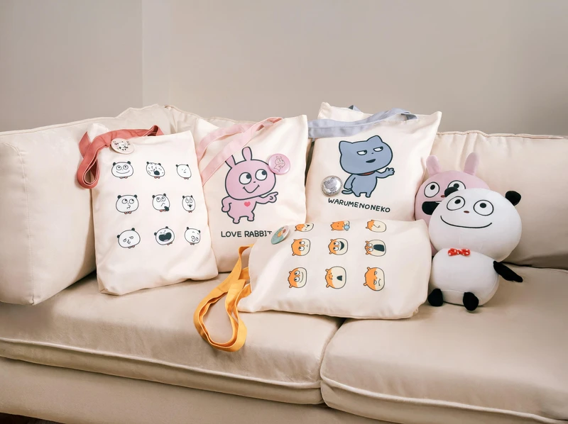 限量托特提袋加價購$299、限量25公分絨毛玩偶加價購$399_款(圖片來源/7-11提供) 限量托特提袋加價購$299、限量25公分絨毛玩偶加價購$399_款(圖片來源/7-11提供)