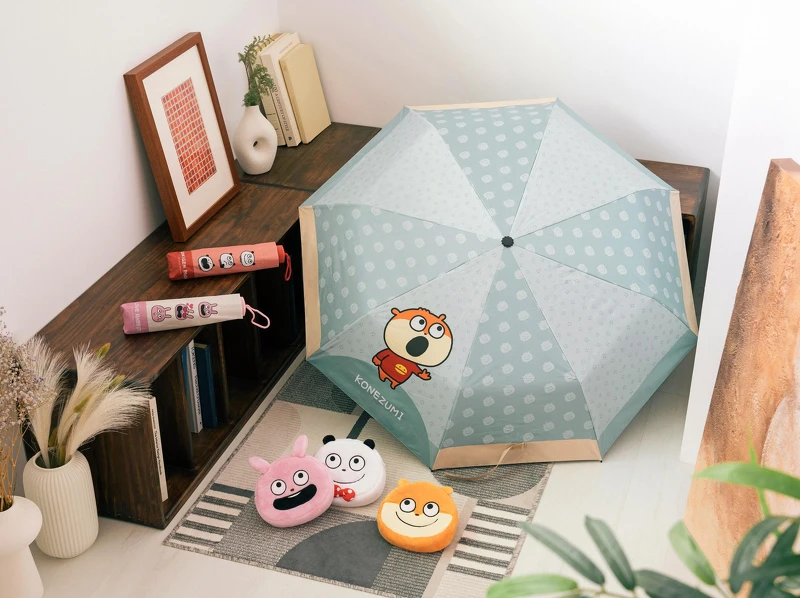 限量絨毛大頭手拿包加價購$249、限量折傘加價購$299(圖片來源/7-11提供) 限量絨毛大頭手拿包加價購$249、限量折傘加價購$299(圖片來源/7-11提供)