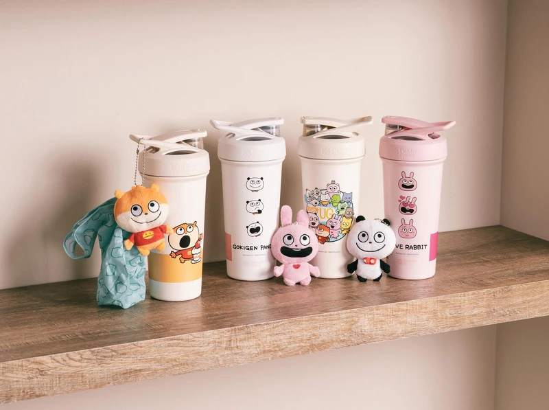 限量絨毛玩偶飲料提袋加價購$299、限量Blender Bottle不鏽鋼隨行杯加價購$799(圖片來源/7-11提供) 限量絨毛玩偶飲料提袋加價購$299、限量Blender Bottle不鏽鋼隨行杯加價購$799(圖片來源/7-11提供)