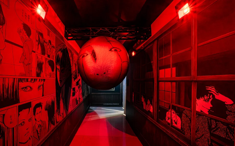 被詛咒的雙一教室＆巨型人頭氣球（圖片來源／伊藤潤二驚選集《富江映現》快閃店提供）