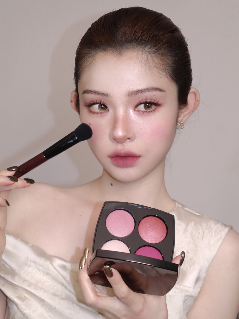 香奈兒酒紅限量眼頰盤，NT3,660。Photo/ 小紅書 @FOURYUAN