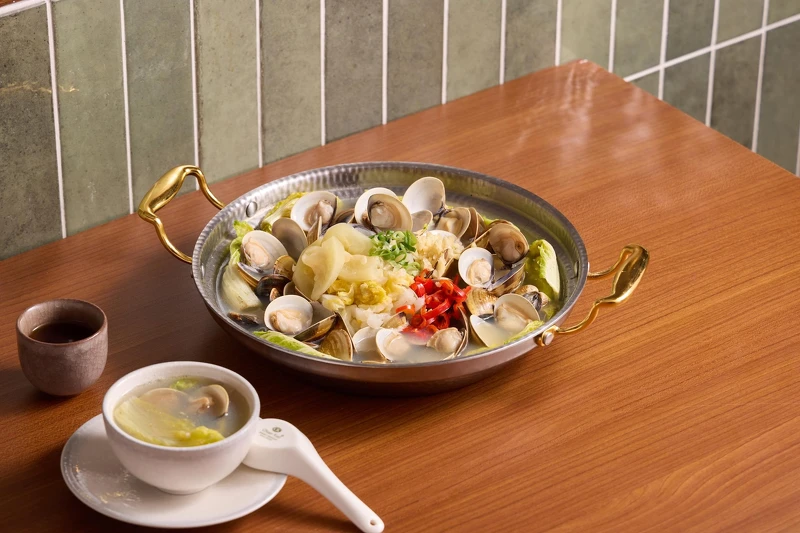 推出多款特色风味选择,其中(NT$980)选用盐渍发酵的西瓜绵与酸白菜蒸煮入味,汤头生津解腻,能勾起台湾饕客的古早记忆。 推出多款特色风味选择,其中(NT$980)选用盐渍发酵的西瓜绵与酸白菜蒸煮入味,汤头生津解腻,能勾起台湾饕客的古早记忆。