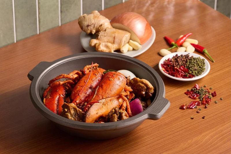 除了经典港式麻辣鸡煲,还延伸推出、、、与等奢华版本。 除了经典港式麻辣鸡煲,还延伸推出、、、与等奢华版本。