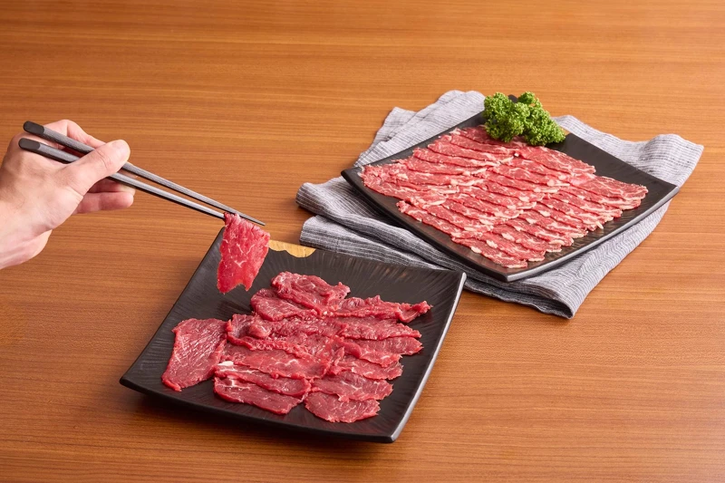 如嫦精选温体台湾牛:左为吊龙(NT$780)、右为肋眼盖(NT$780) 如嫦精选温体台湾牛:左为吊龙(NT$780)、右为肋眼盖(NT$780)