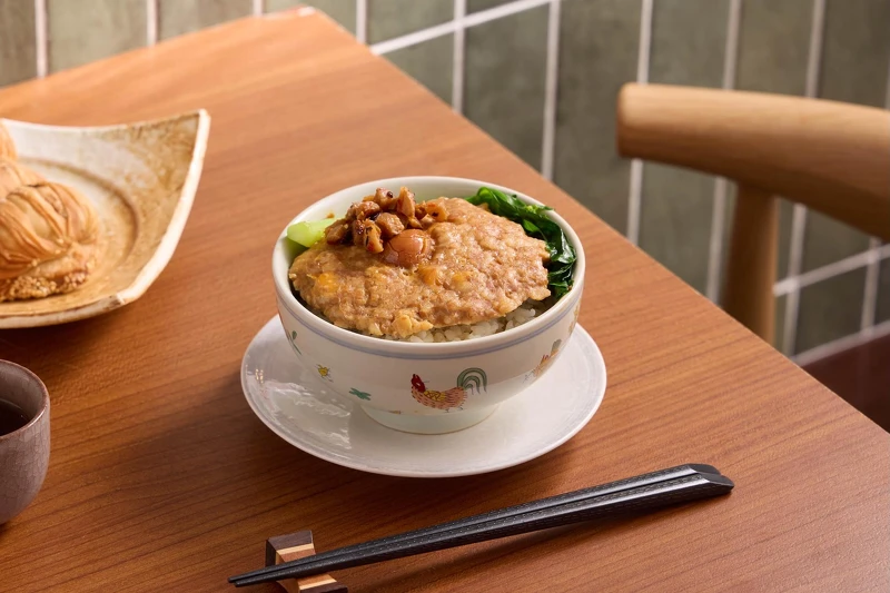 鹹蛋臭豆腐肉饼饭(NT$188) 鹹蛋臭豆腐肉饼饭(NT$188)