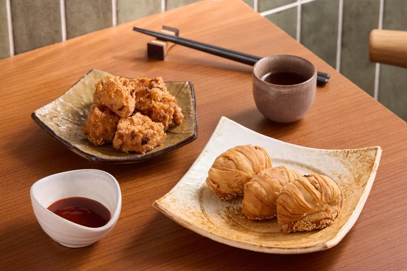 左为港式鹹蛋黄萝蔔糕(NT$158)、右为嫦嫦萝蔔丝酥饼(NT$228) 左为港式鹹蛋黄萝蔔糕(NT$158)、右为嫦嫦萝蔔丝酥饼(NT$228)