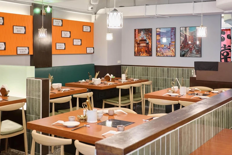 如嫦将港式大排档、茶餐厅的灵魂搬进台北街头,标誌性绿皮沙发、复古磁砖、闪烁霓虹灯招牌,皆复刻香港人的难忘记忆 。 如嫦将港式大排档、茶餐厅的灵魂搬进台北街头,标誌性绿皮沙发、复古磁砖、闪烁霓虹灯招牌,皆复刻香港人的难忘记忆 。