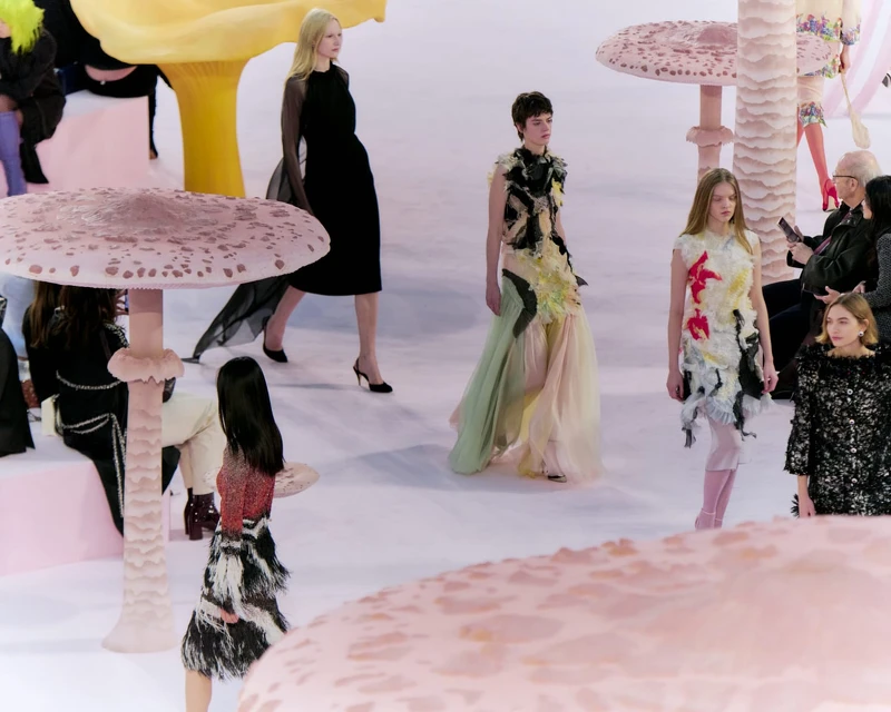 香奈兒藝術總監(jiān)Matthieu Blazy在萬眾期待下發(fā)表了首個高訂系列。