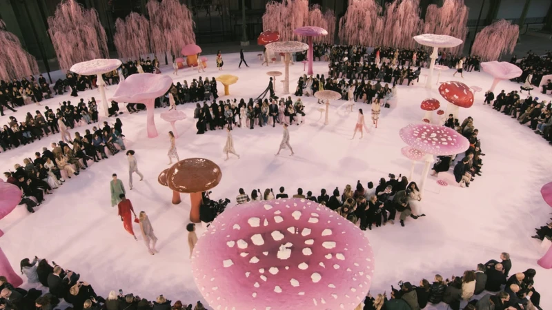 香奈兒最新高訂大秀場布宛如掉進愛麗絲夢游仙境一般，粉紅又夢幻。