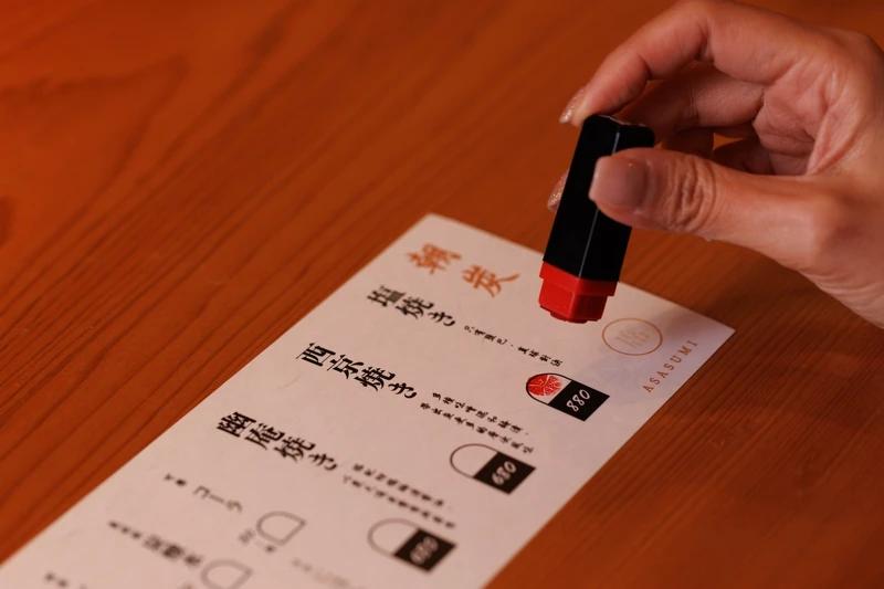 朝炭以圖章點單，套餐有880元與680元二種價位。