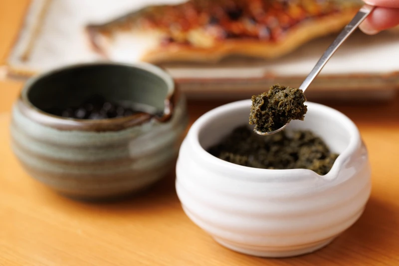 海苔醬與大葉胡椒醬均為主廚自製，可增添烤魚不同的風味層次。「海苔醬」以香菇高湯為基底，選用壽司店等級的林屋海苔製成。