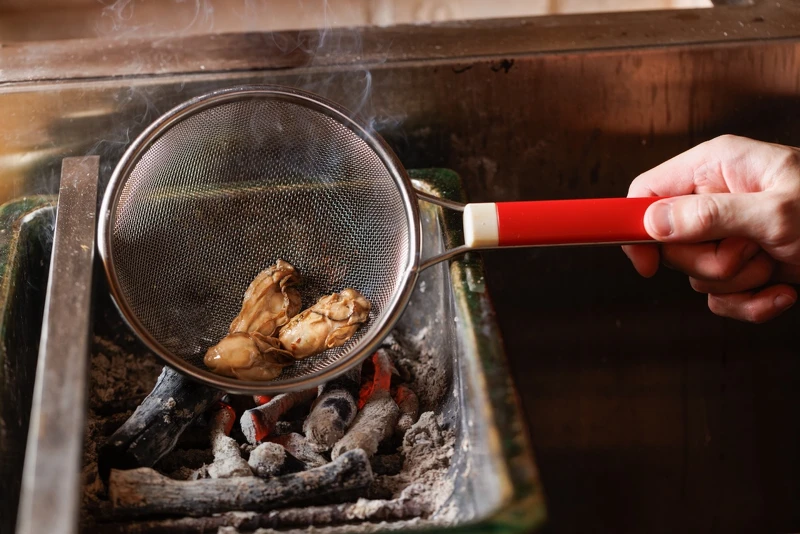 油漬牡蠣經過火烤帶有炭香。