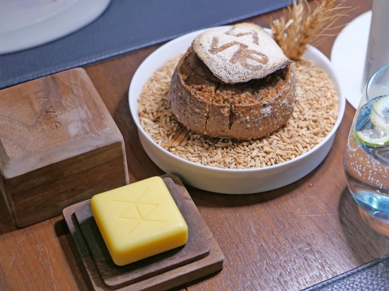 台灣原生種「油芒」經過焙炒,混入裸麥麵粉製作的招牌麵包。 台灣原生種「油芒」經過焙炒,混入裸麥麵粉製作的招牌麵包。