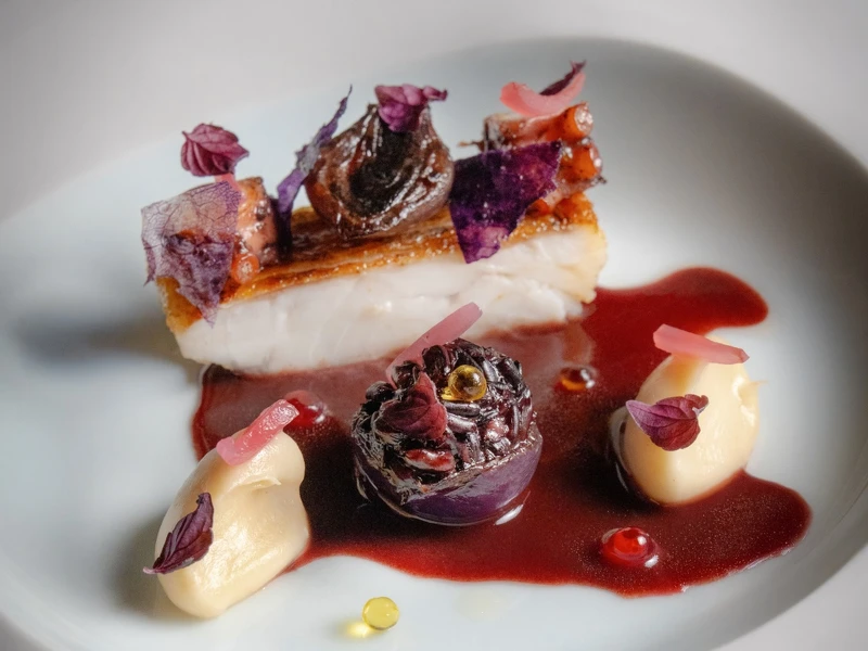 「日本真鱈|章魚|紅酒奶油醬汁」。 「日本真鱈|章魚|紅酒奶油醬汁」。