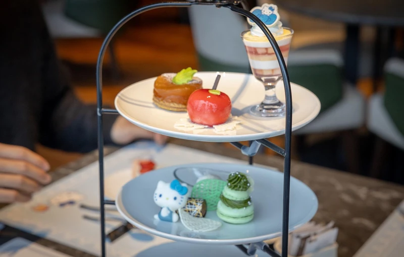 聯名活動包含了洲際酒店的主題下午茶，即使不是酒店住客，也可以在溫暖室內的慵懶下午時分 ，點上一份可愛造型與美味兼具Kitty下午茶Set，給自己一段精緻儀式感滿分的Me Time時光。