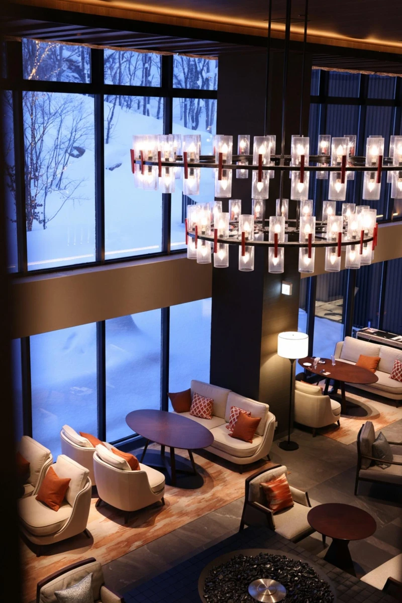 挑高開闊的大廳與餐廳空間，充滿了靜奢內斂的溫馨舒適感的，更不用說落地窗一覽無遺的美麗雪景，光是靜靜坐著都是一種享受。