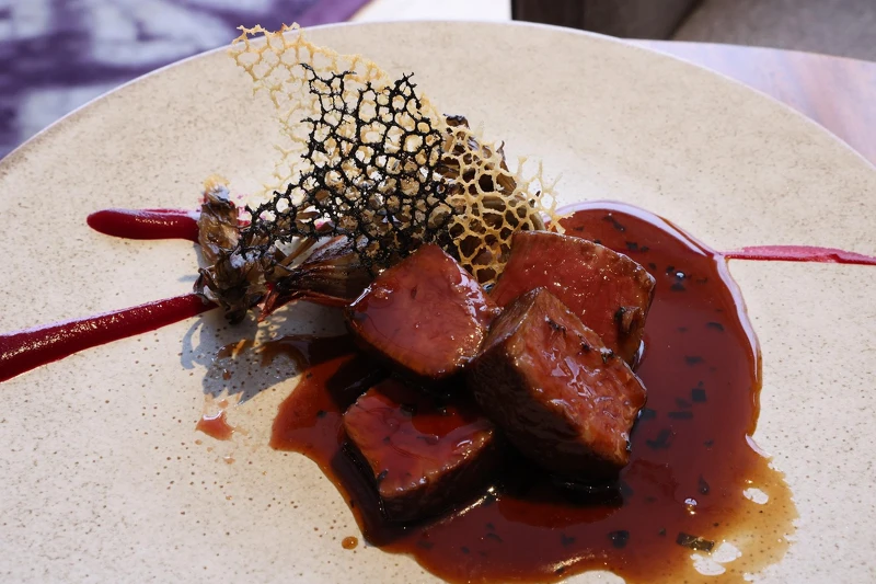 岩手牛菲力炭火燒：嚴選在地品牌牛，以炭火直烤，展現「在地牛肉的純淨風味」、「炭火的迷人焦香」與「濃郁醬汁」之間的層次對比，入口立刻有感的從肉品鮮甜到層次堆疊給味蕾的滿滿驚喜。