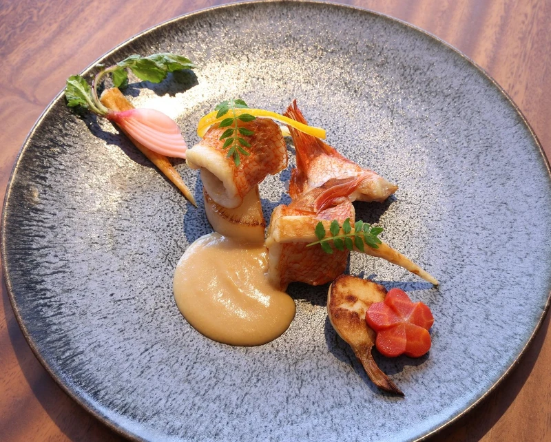 三陸產喜知次鹽燒：棲息在三陸深海被譽為「紅色寶石」的高級稀有吉次（喜知次／金吉魚），搭配在雪國酒藏中釀造而成的酒粕，將「三陸至寶」與「名酒芳香」完美交織，懂吃的饕客絕不能錯過。