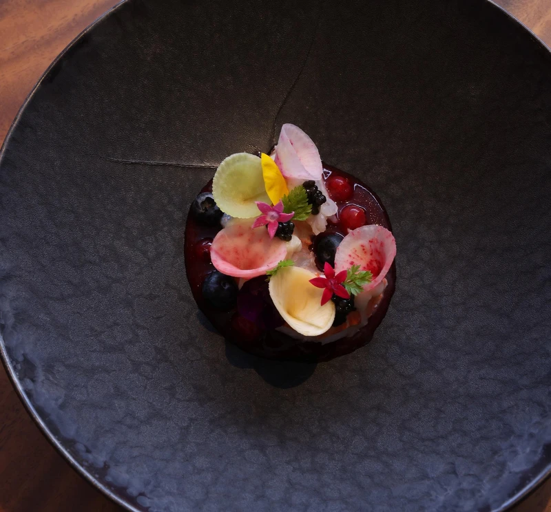 國產伊勢龍蝦與根莖蔬菜・莓果沙拉風格：歸屬於奢華食材的伊勢龍蝦、滿溢岩手土地氣息的繽紛根莖蔬菜，佐以酸甜莓果打造的沙拉醬，是道從視覺到味覺都給予輕盈而富有層次的獨特料理。