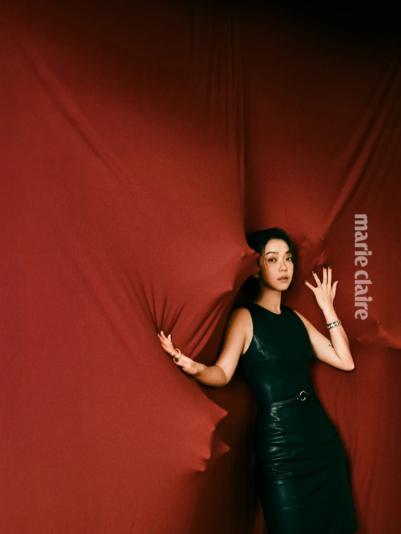 黑色綁帶露背羊皮洋裝、Clic Clac H〈Paris Qui Roule〉手環、Lucky 15 腰帶 ，All by Herm&egrave;s。