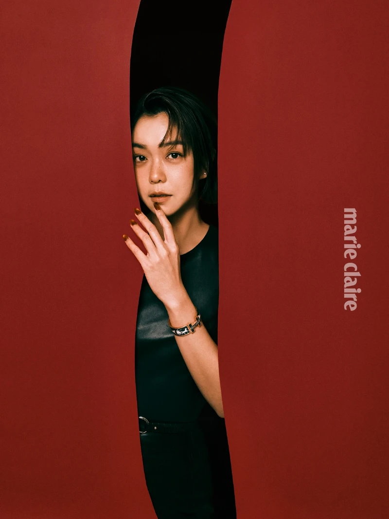 黑色綁帶露背羊皮洋裝、Clic Clac H〈Paris Qui Roule〉手環、Lucky 15 腰帶 ，All by Herm&egrave;s。