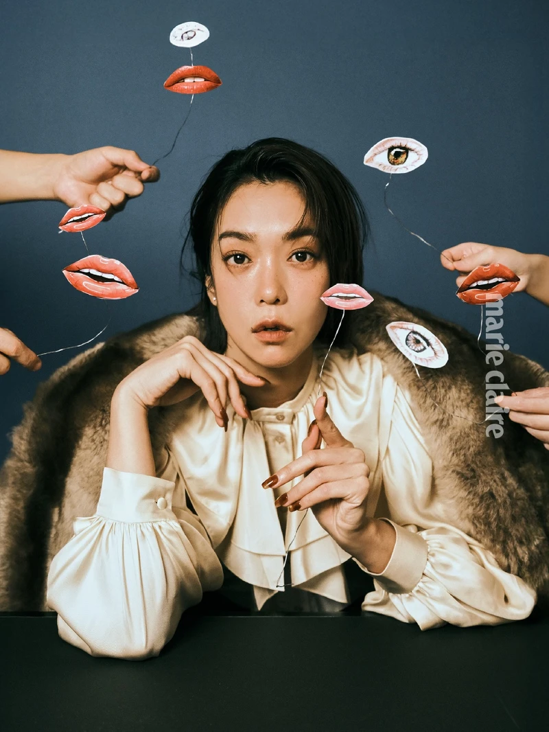 皮草領飾格紋夾克、米色飾褶襉滾邊絲質襯衫，Both by Gucci。