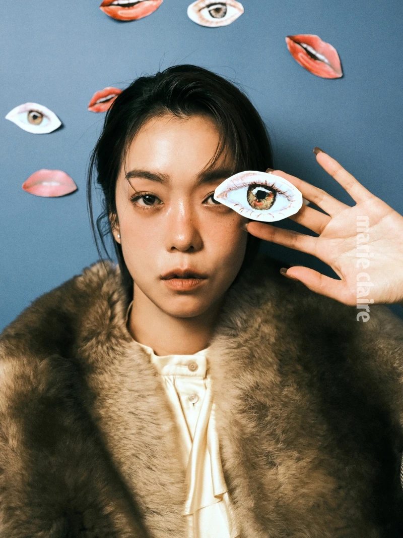 皮草領飾格紋夾克、米色飾褶襉滾邊絲質襯衫，Both by Gucci。