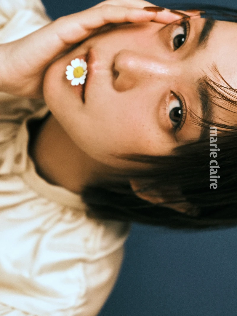 米色飾褶襉滾邊絲質襯衫， Gucci。