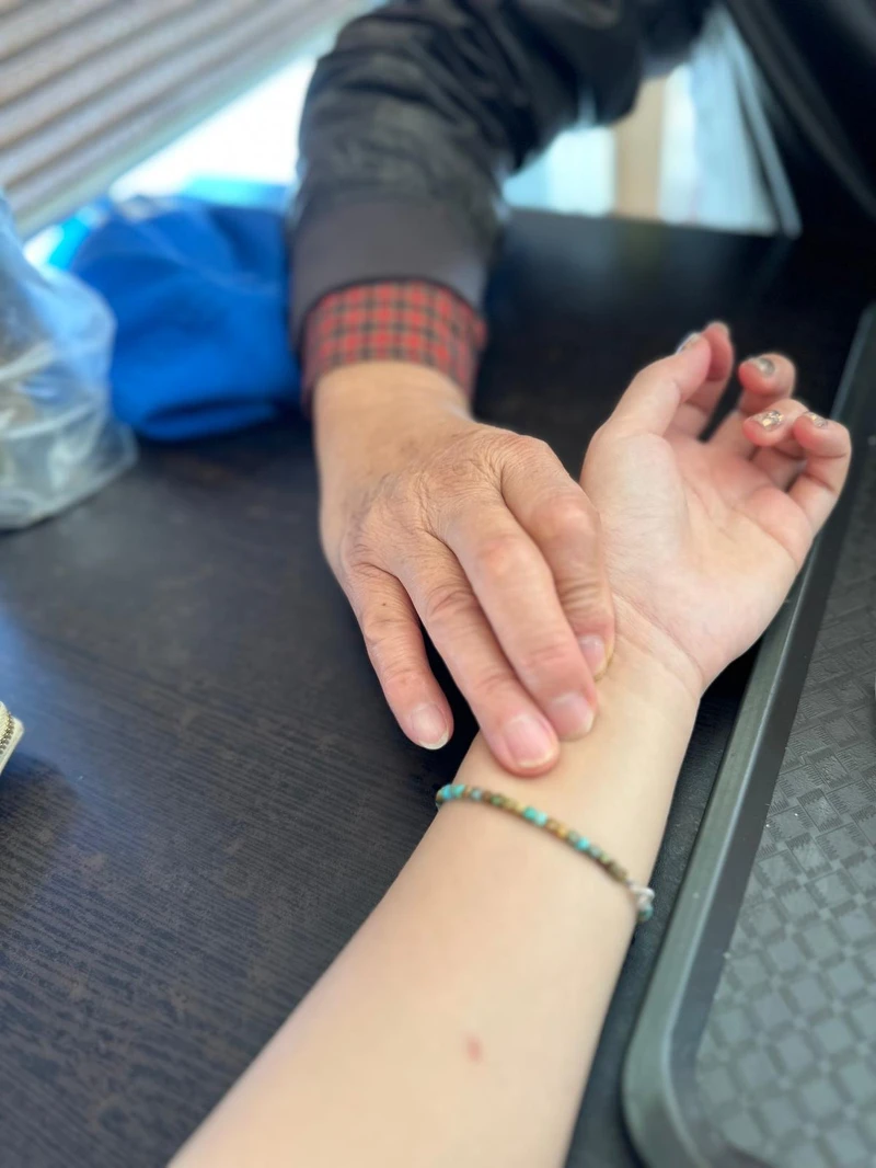 李爸爸把脈的手