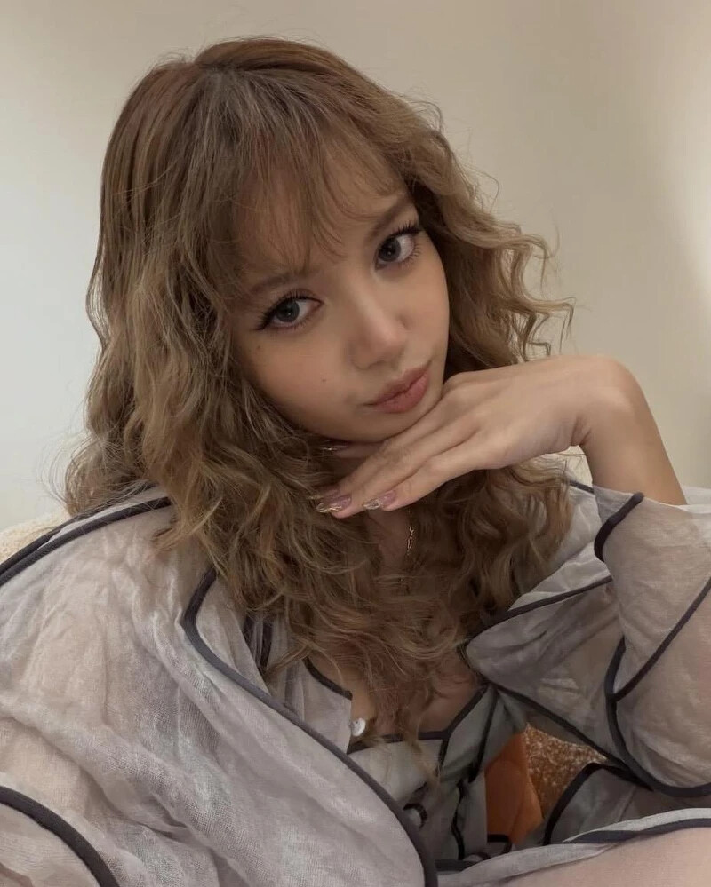 BLACKPINK Lisa羊毛卷造型，Photo/ IG @lalalalisa_m