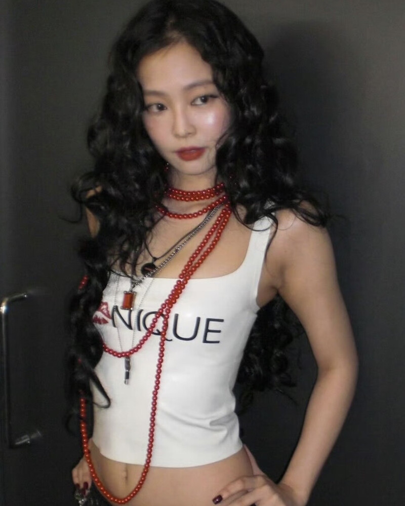 BLACKPINK Jennie 羊毛卷造型，Photo/ IG @jennierubyjane