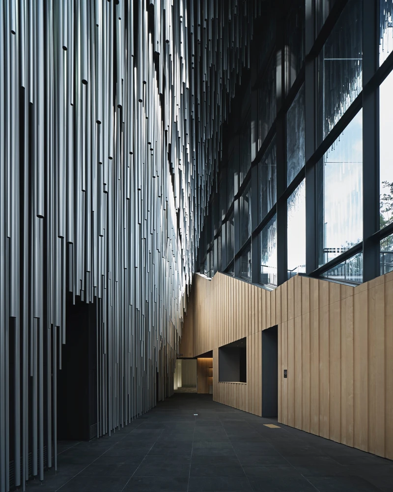 建筑师以手法,让木条如同布帘般垂挂,让声音能柔和地扩散至空间。© Audeum Audio Museum, All Rights Reserved. Photo by Namsun Lee 建筑师以手法,让木条如同布帘般垂挂,让声音能柔和地扩散至空间。© Audeum Audio Museum, All Rights Reserved. Photo by Namsun Lee