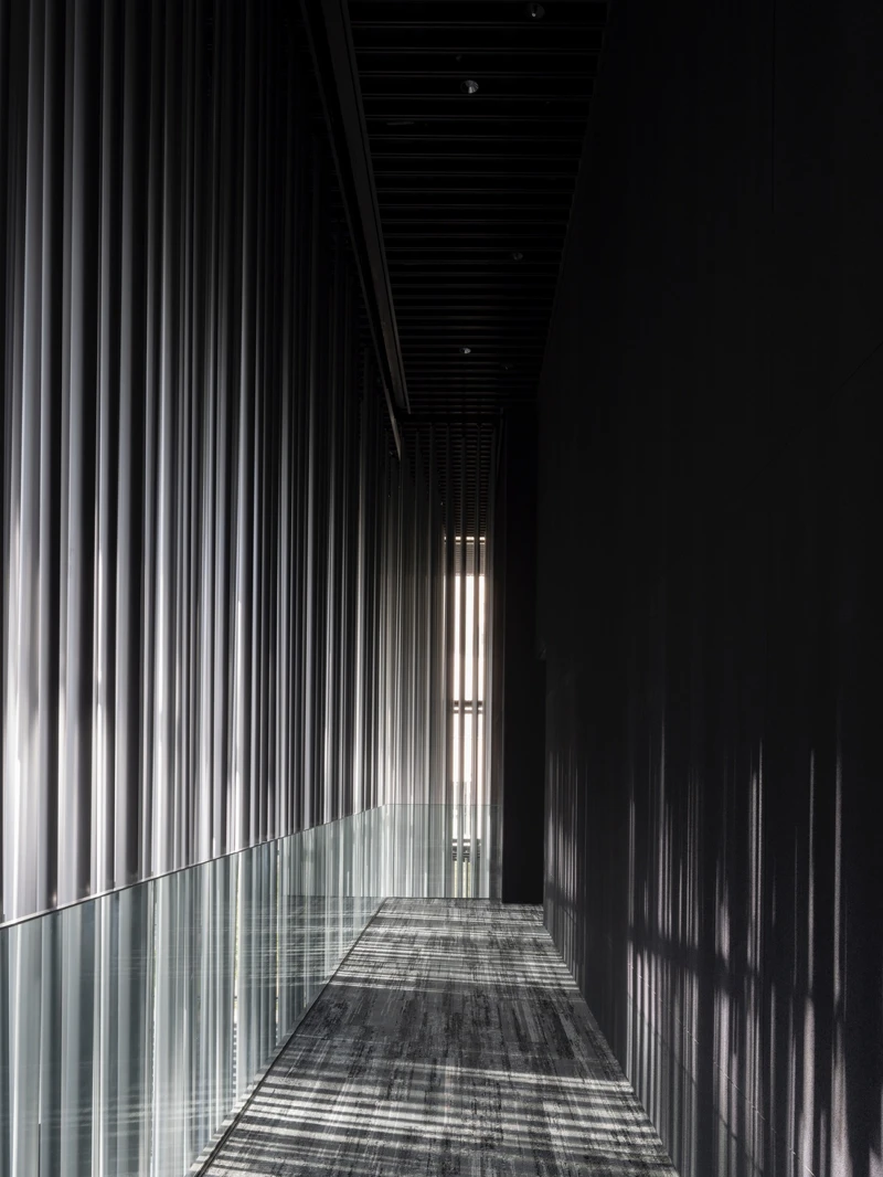 廊道因为金属、光影散发出前卫的气息。© Audeum Audio Museum, All Rights Reserved. Photo by Yongbaek Lee 廊道因为金属、光影散发出前卫的气息。© Audeum Audio Museum, All Rights Reserved. Photo by Yongbaek Lee