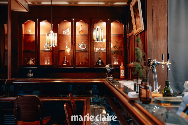 空间因应 Raymond 老家的模样，请木工延伸成为同风格的吧檯。