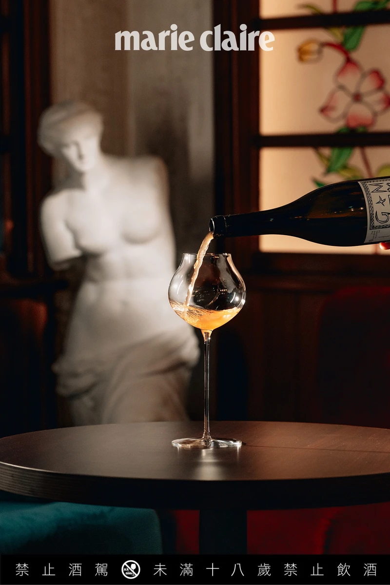 的酒单非常不一般，反而像是一场纸上游戏，上头看不到产地、品种、年份。