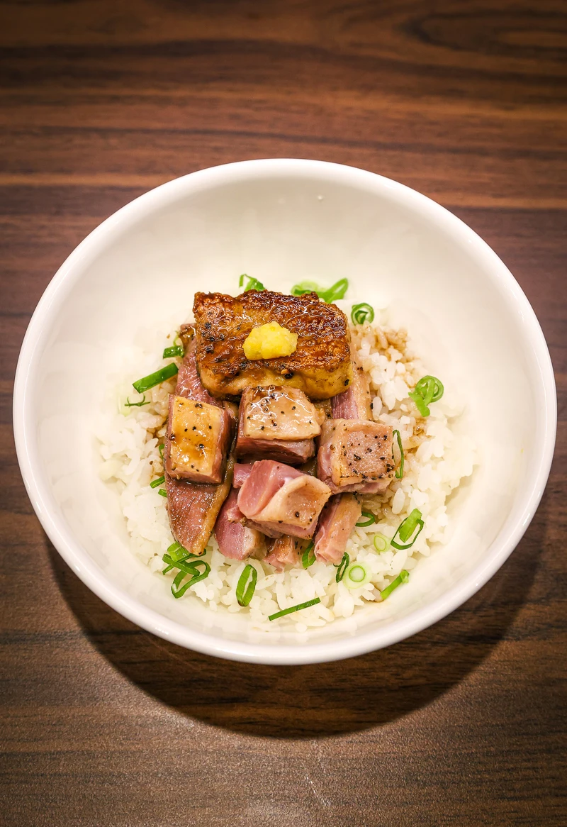 除了拉麵，「滿雞丼」是店內的夢幻逸品。每日極限量，需提早排隊才有機會品嚐到。