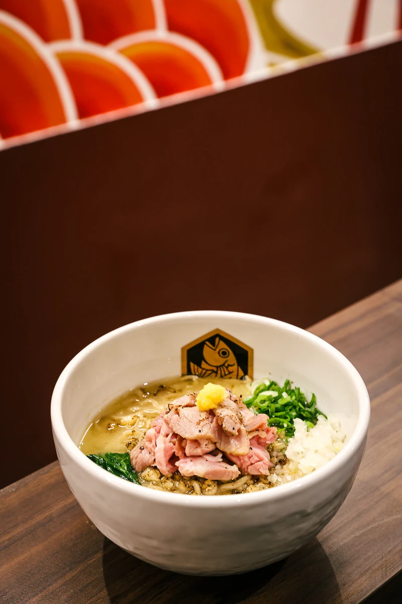 與台灣拉麵界指標性的製麵廠「虎軒製麵」共同研發，製作出四款專屬麵條，確保每根麵條都能完美掛湯、與個性鮮明的不同湯頭相融。