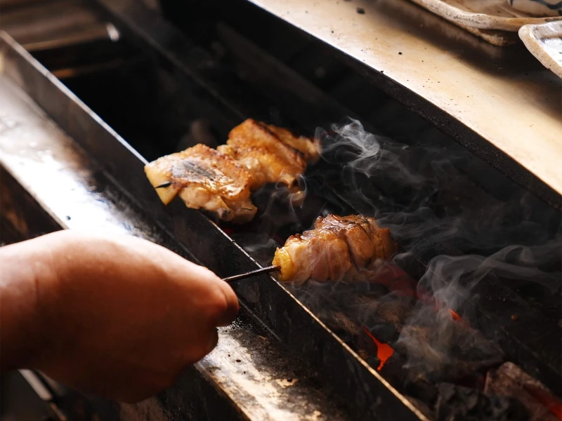 属关东烧鸟流派,其多半以快速直火处理。 属关东烧鸟流派,其多半以快速直火处理。