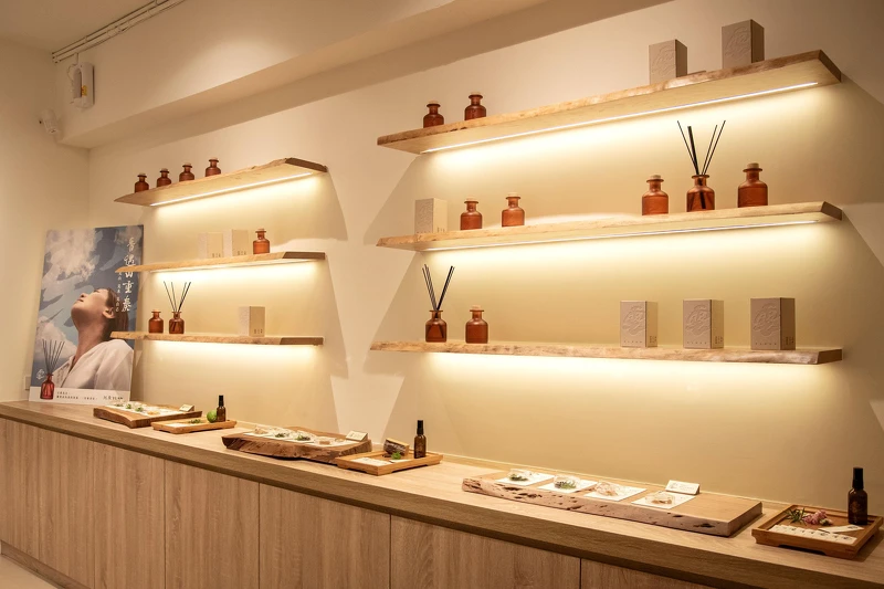 隱身台北松山區巷弄的《香寓8號》，以溫潤木質陳列勾勒靜謐舒適的感官空間。