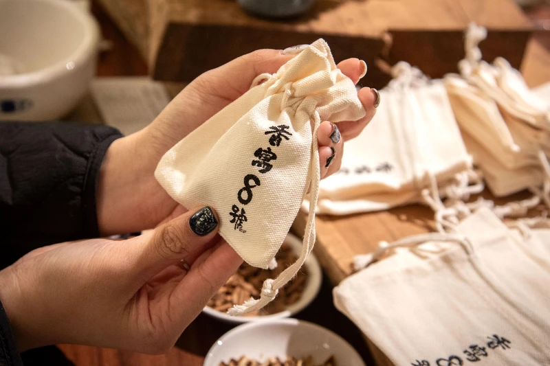 《香寓8號》不定期推出，以青草植物為靈感的 DIY 手作課程，提供會員、企業團體與品牌 VIP 預約參加。