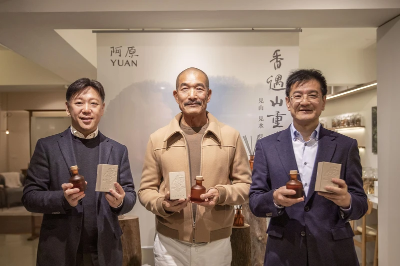 阿原董事長楊尚軒(左)、創辦人江榮原(中)，與總經理江榮華(右)，展示全新情境香氛系列「香遇山重奏」。